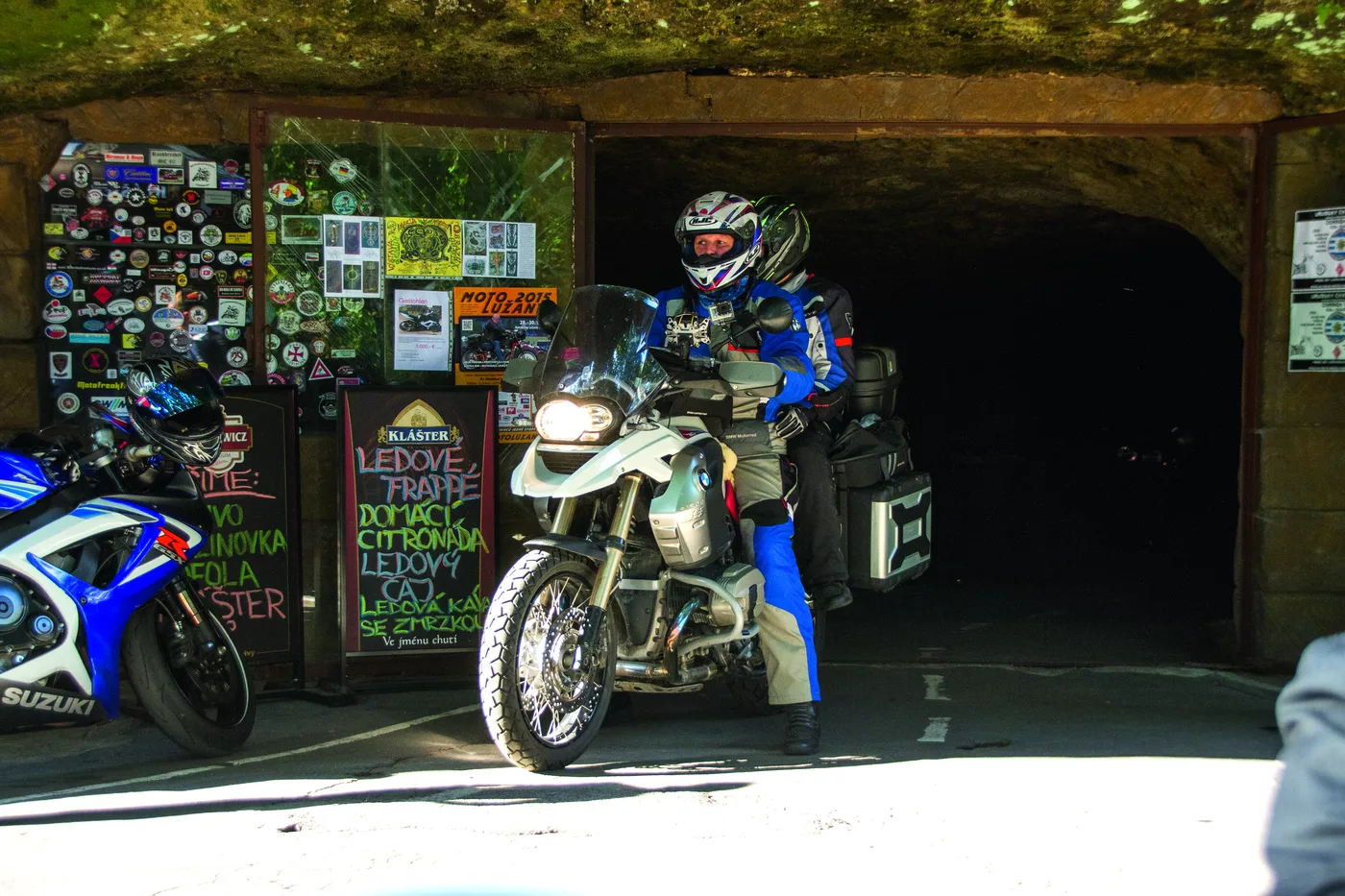Motorrad vor einem rot gestrichenen Umgebindehaus an der Dorfstraße